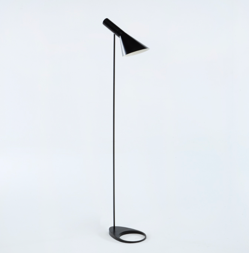 imagen lámpara de pié metal negro vintage
