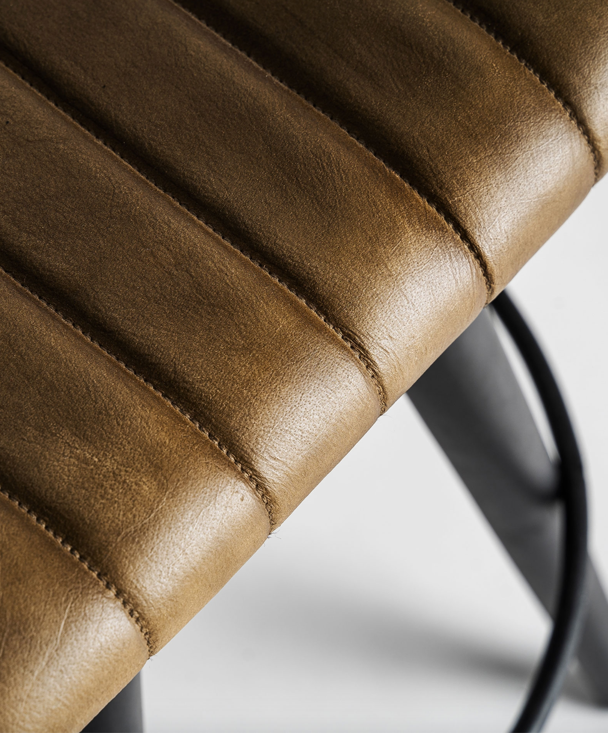 detalle patas y asiento piel taburete bajo Befaux