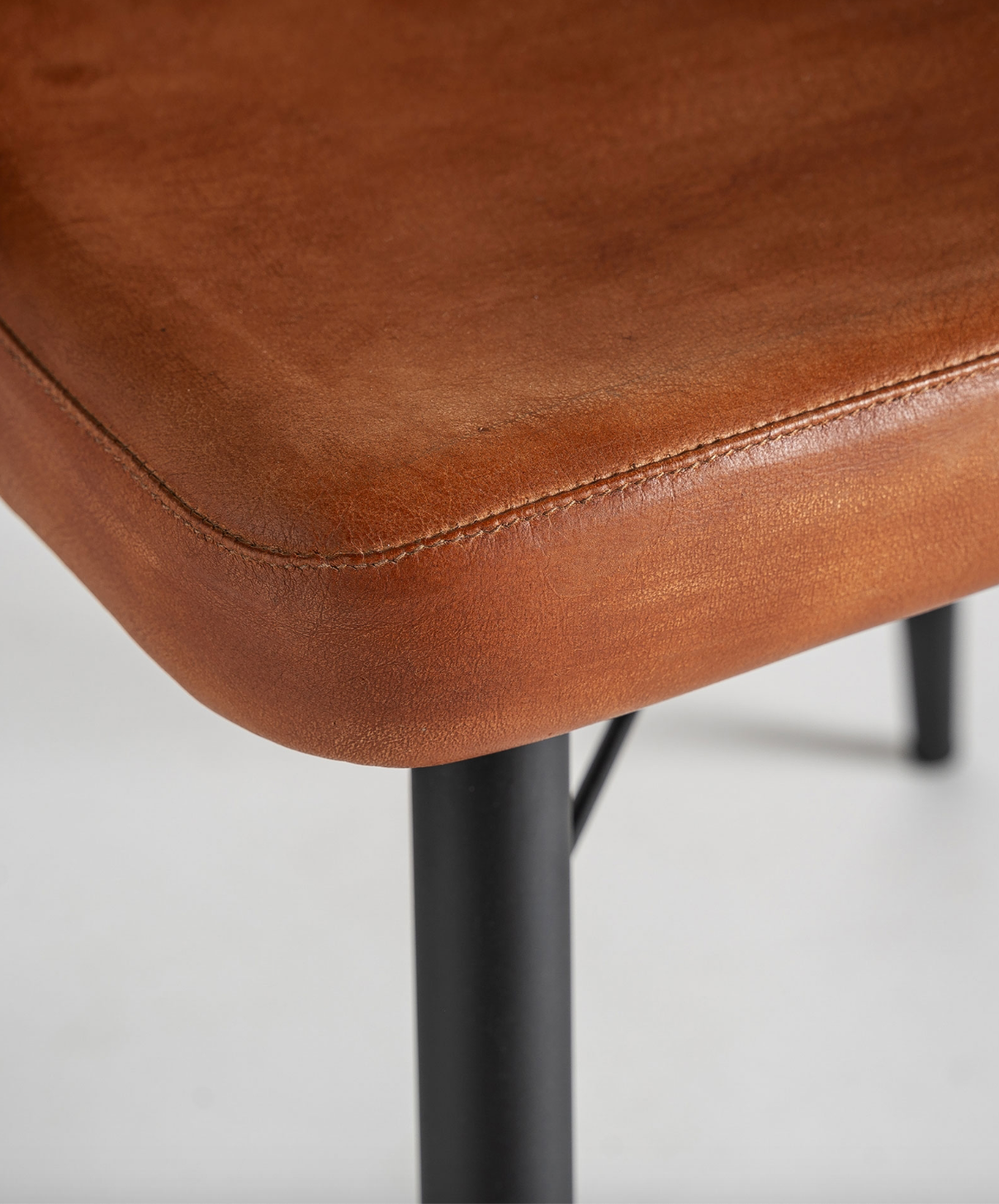 detalle asiento cuero y patas silla Luard