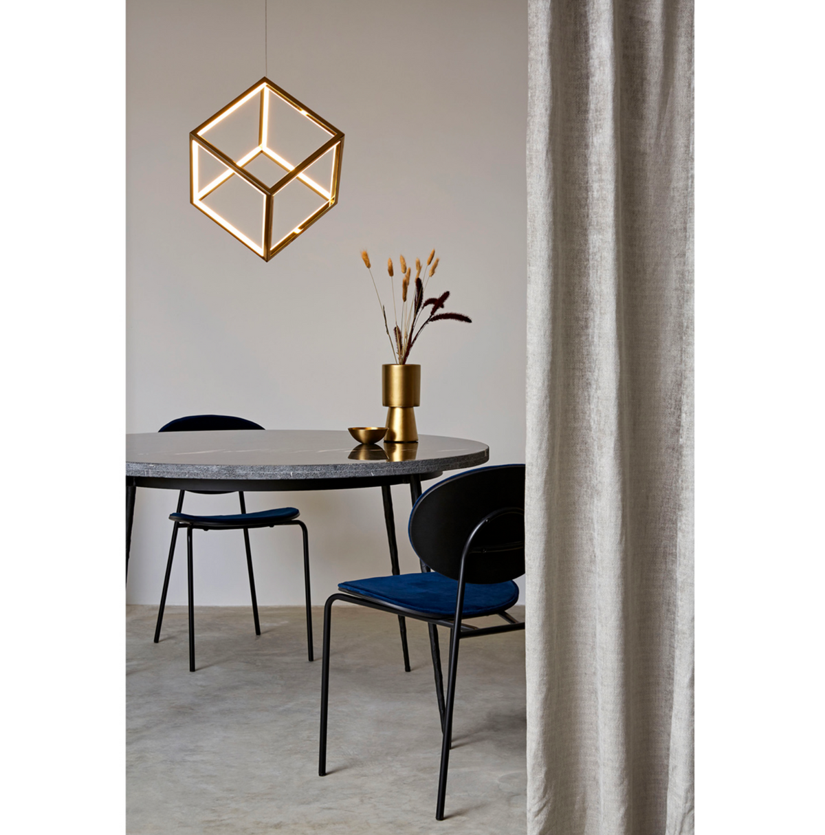 Mesa comedor mármol negro mate con sillas de ratán vista superior