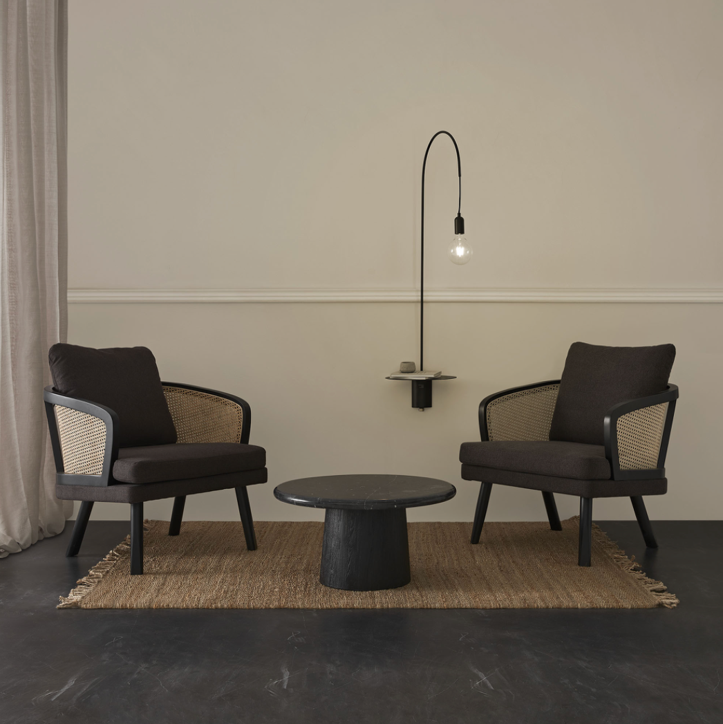 Fauteuil vintage en rotin naturel et bois noir avec accoudoirs | Thai Natura