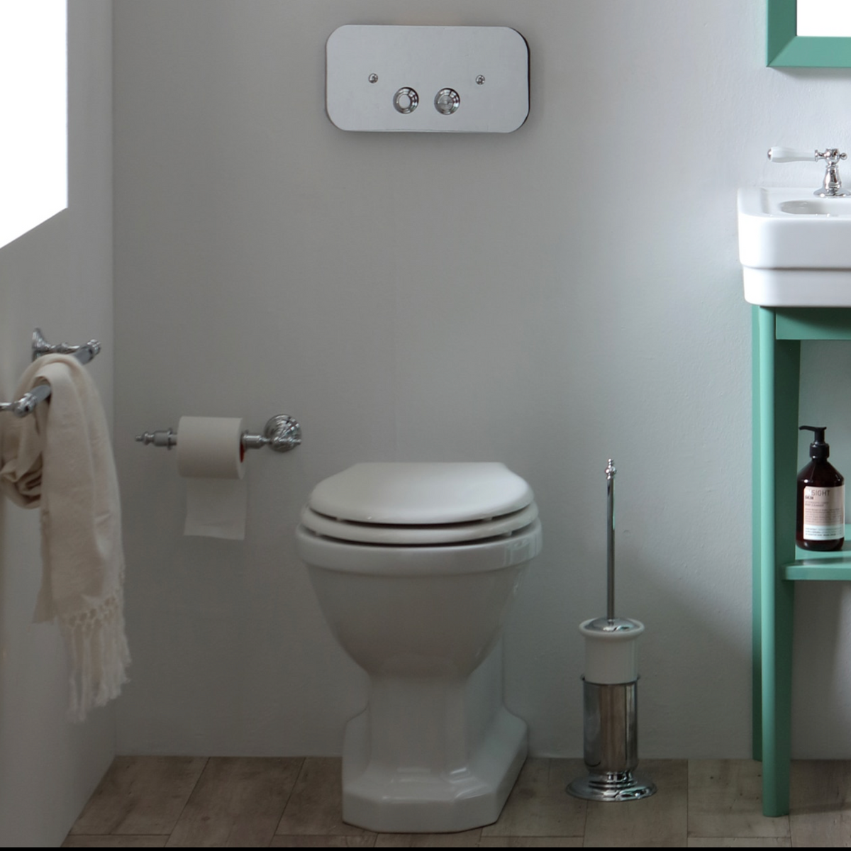 ambientación baño con placa accionamiento 02