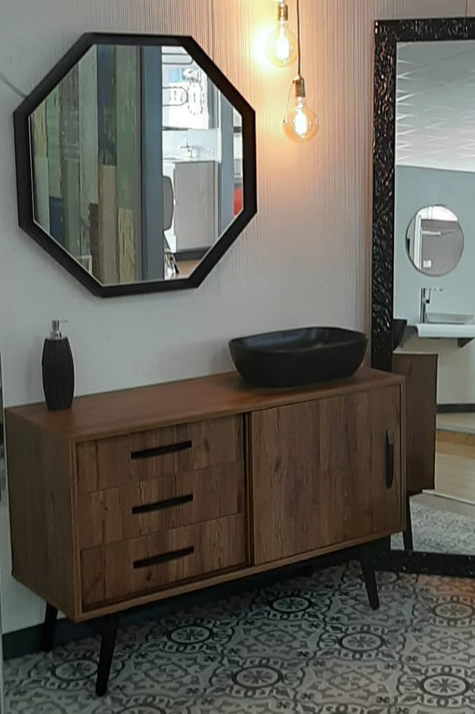 espejo octagonal en mueble vintage