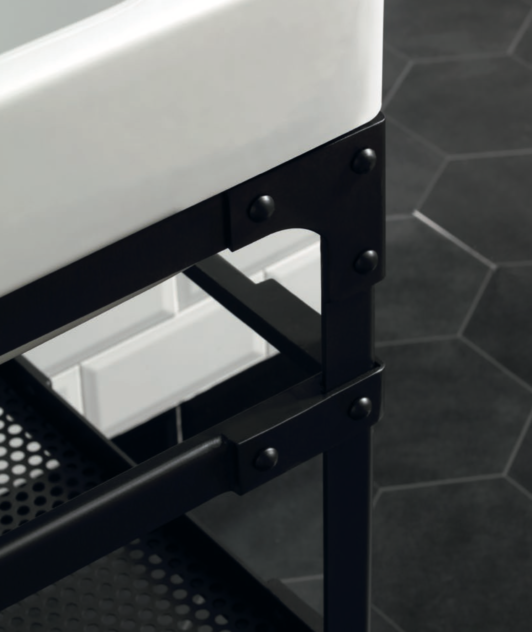 detalle soporte metálico en negro Industrialis