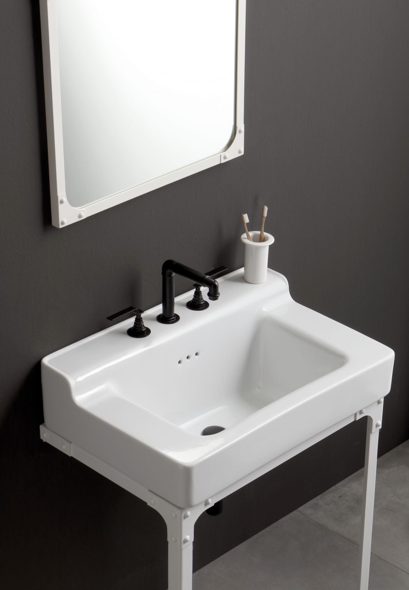 ambientación baño con espejo cuadrado Industrialis