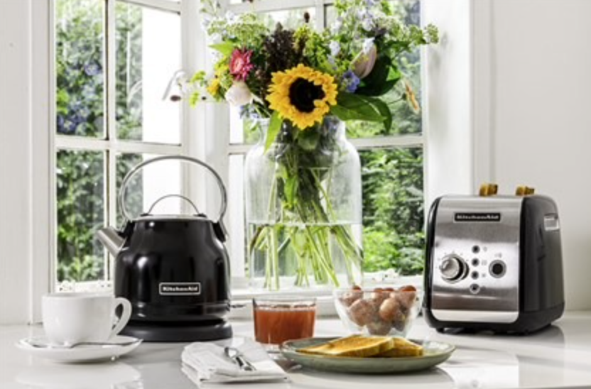 ambientación cocina con hervidor Kitchen Aid retro negro