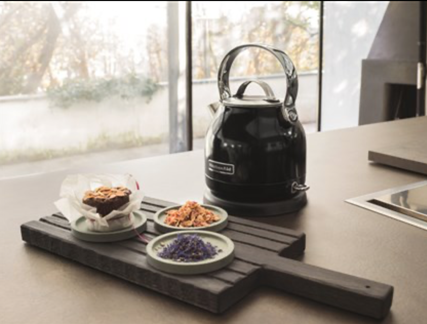 ambientación cocina con hervidor Kitchen Aid retro negro