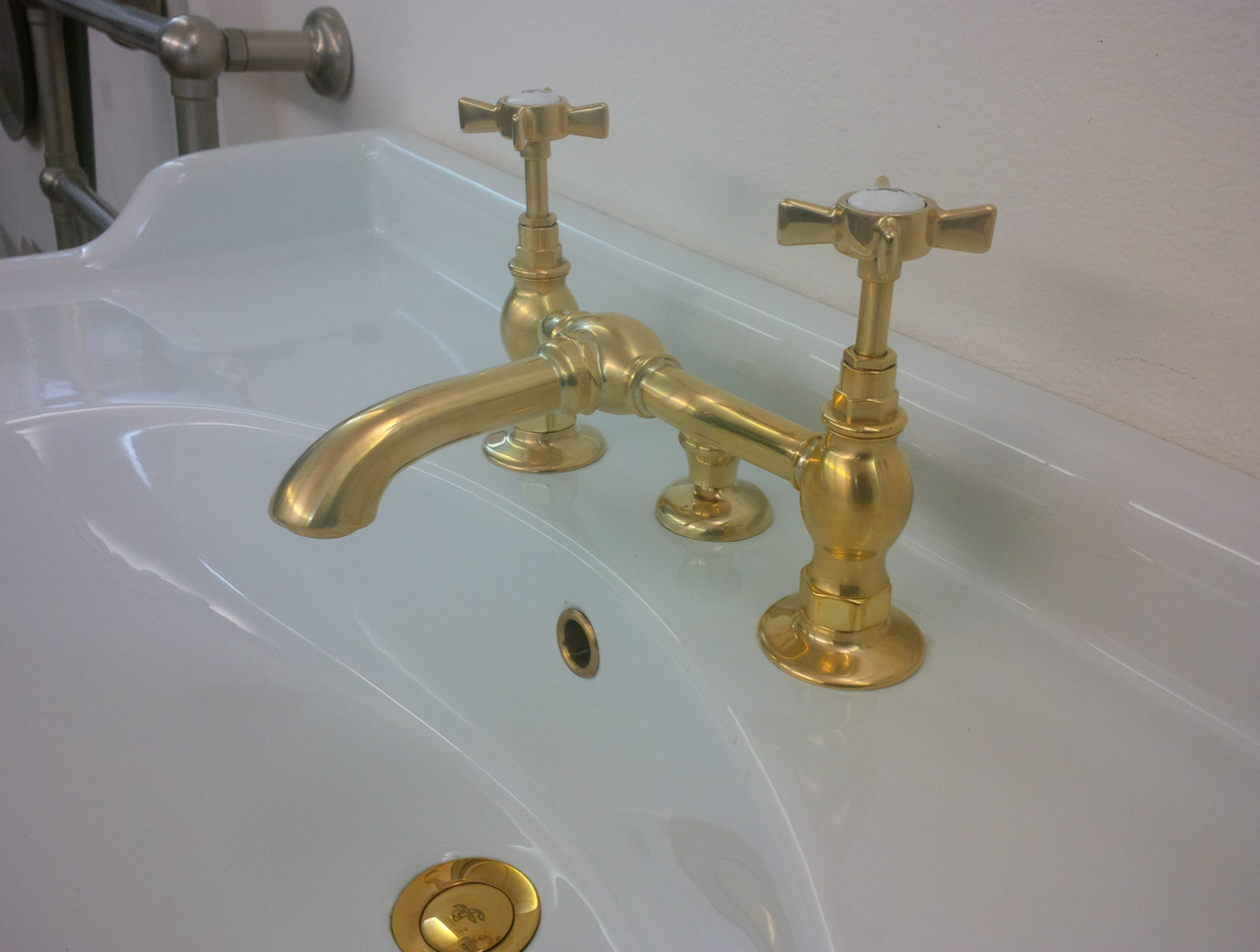 imagen grifería lavabo puente bajo RL1013 oro