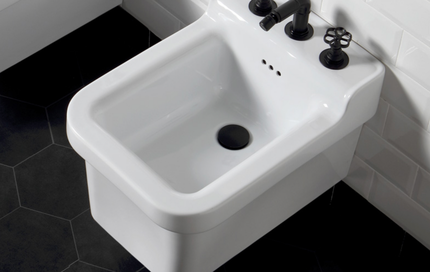 ambientación baño con grifería bidet Industrialis en RAL negro