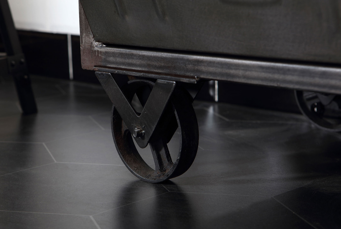 detalle ruedas mueble baño Industrialis