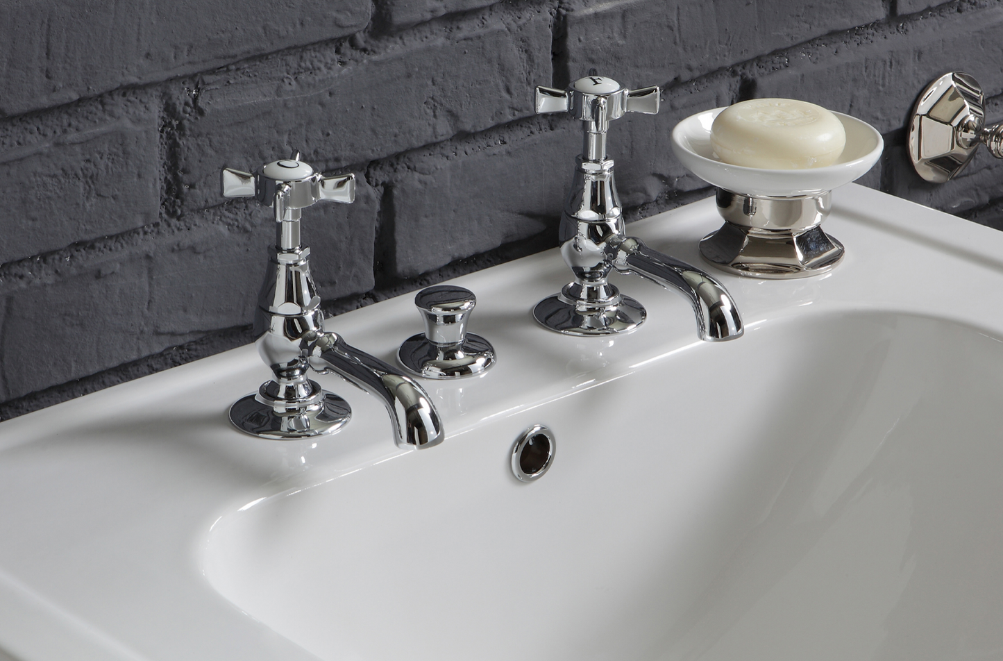 ambientación lavabo con grifería RL100 en cromo