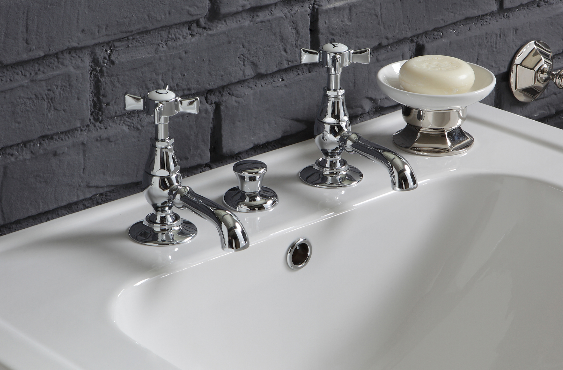 ambientación lavabo con grifería RL100 en cromo