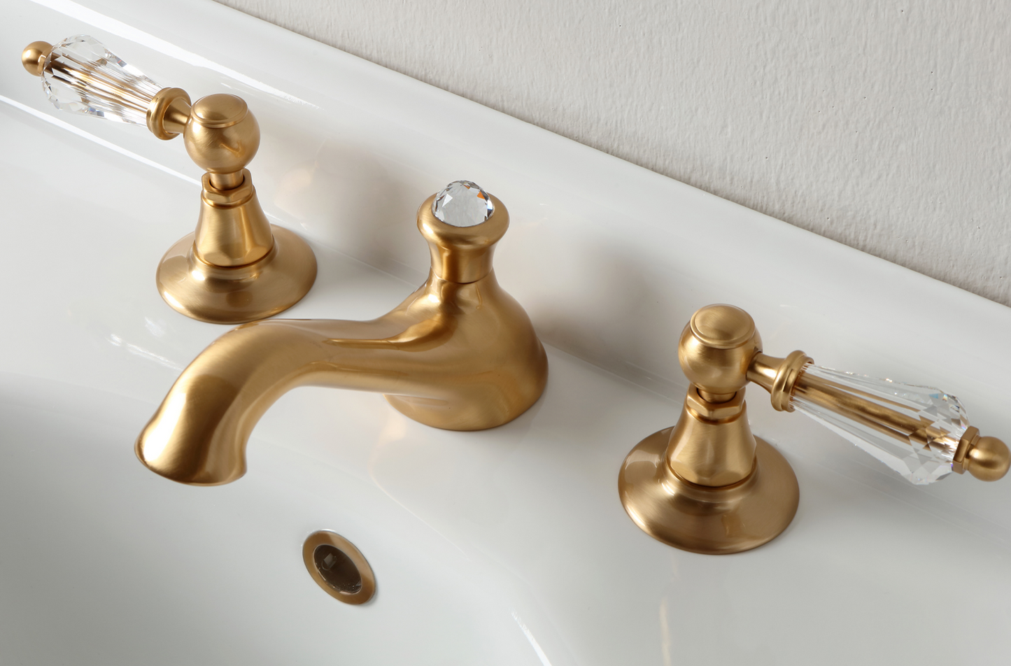 imagen grifería lavabo RL102 en oro cepillado