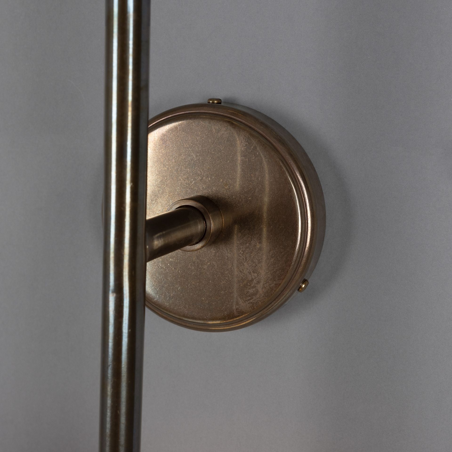 detalle aplique Gunning en latón envejecido