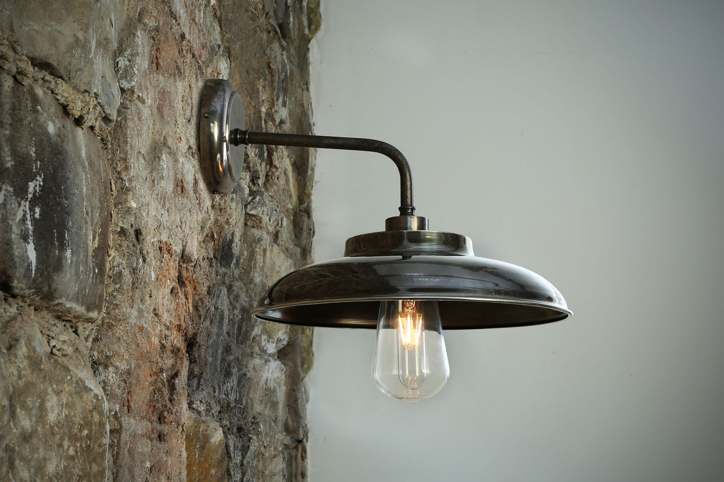 ambientación con aplique estilo industrial en plata envejecida