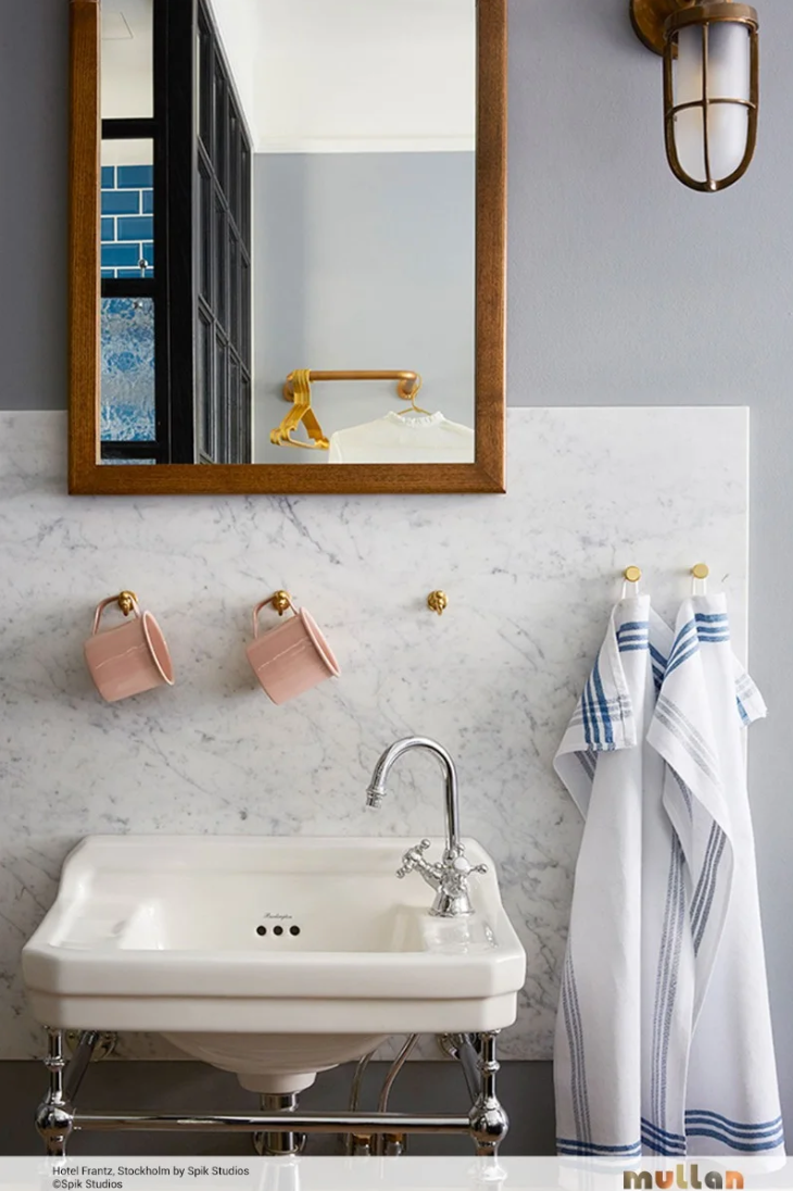 ambientación baño con aplique Carac en latón envejecido 