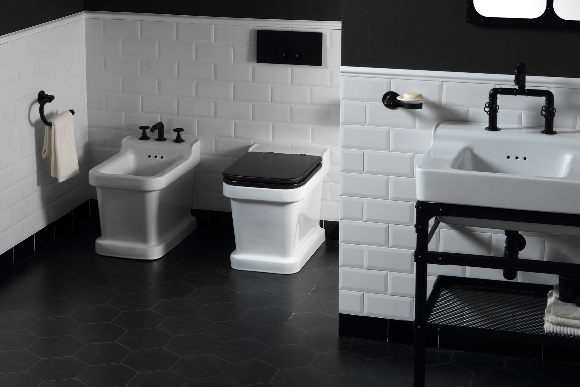 ambientación baño con wc Industrialis con tapa