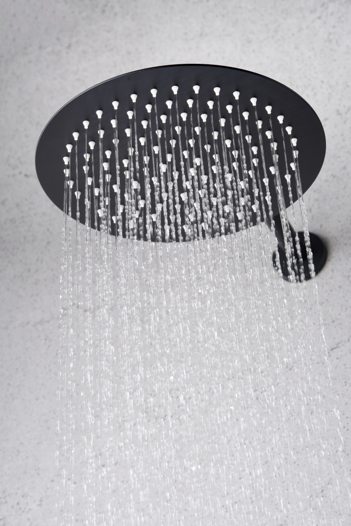 detalle rociador grifería empotrada ducha Olimpo en negro mate
