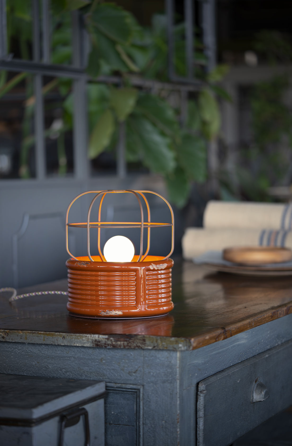 ambientación con lámpara sobremesa estilo Industrial 