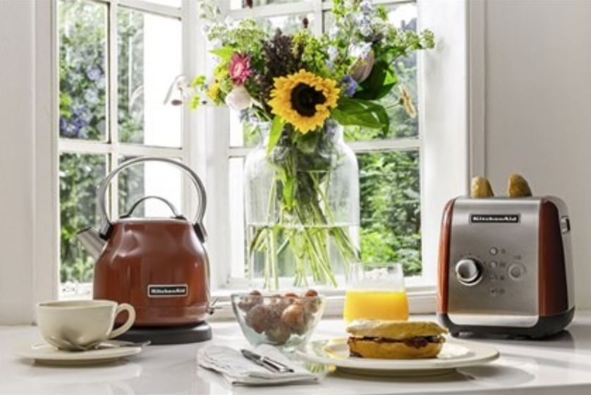 ambientación cocina con hervidor Kitchen Aid P2 en rojo