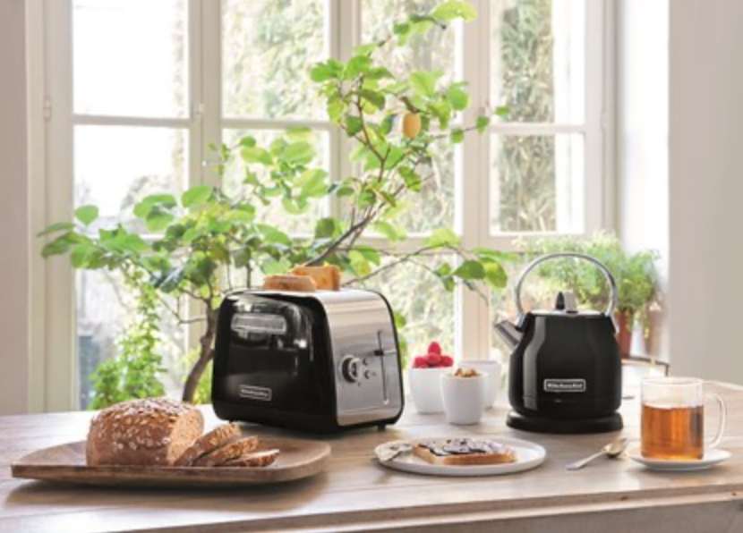 ambientación cocina con tostador Kitchen Aid P2 en negro
