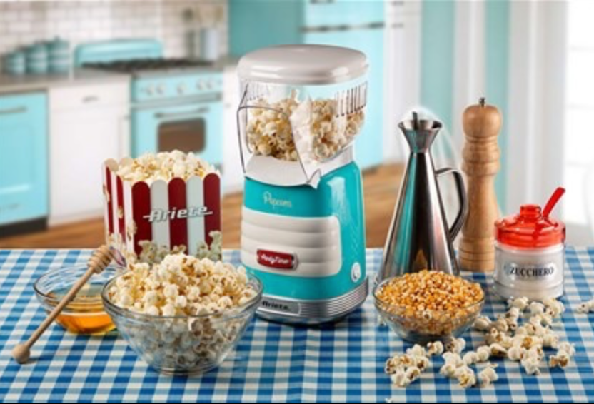 ambientación con máquina palomitas party Time Popper azul de Ariete estilo Retro