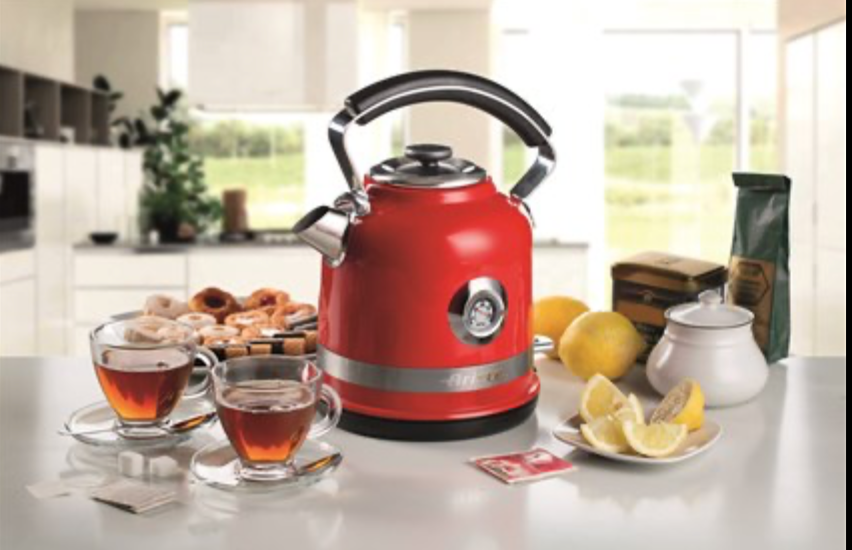 ambientación con hervidor Moderna rojo de Ariete estilo Retro