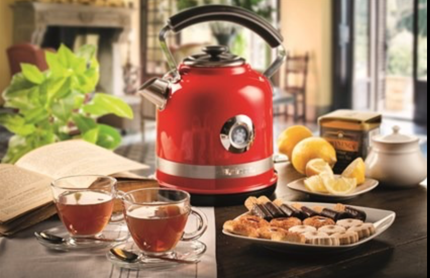 ambientación con hervidor Moderna rojo de Ariete estilo Retro