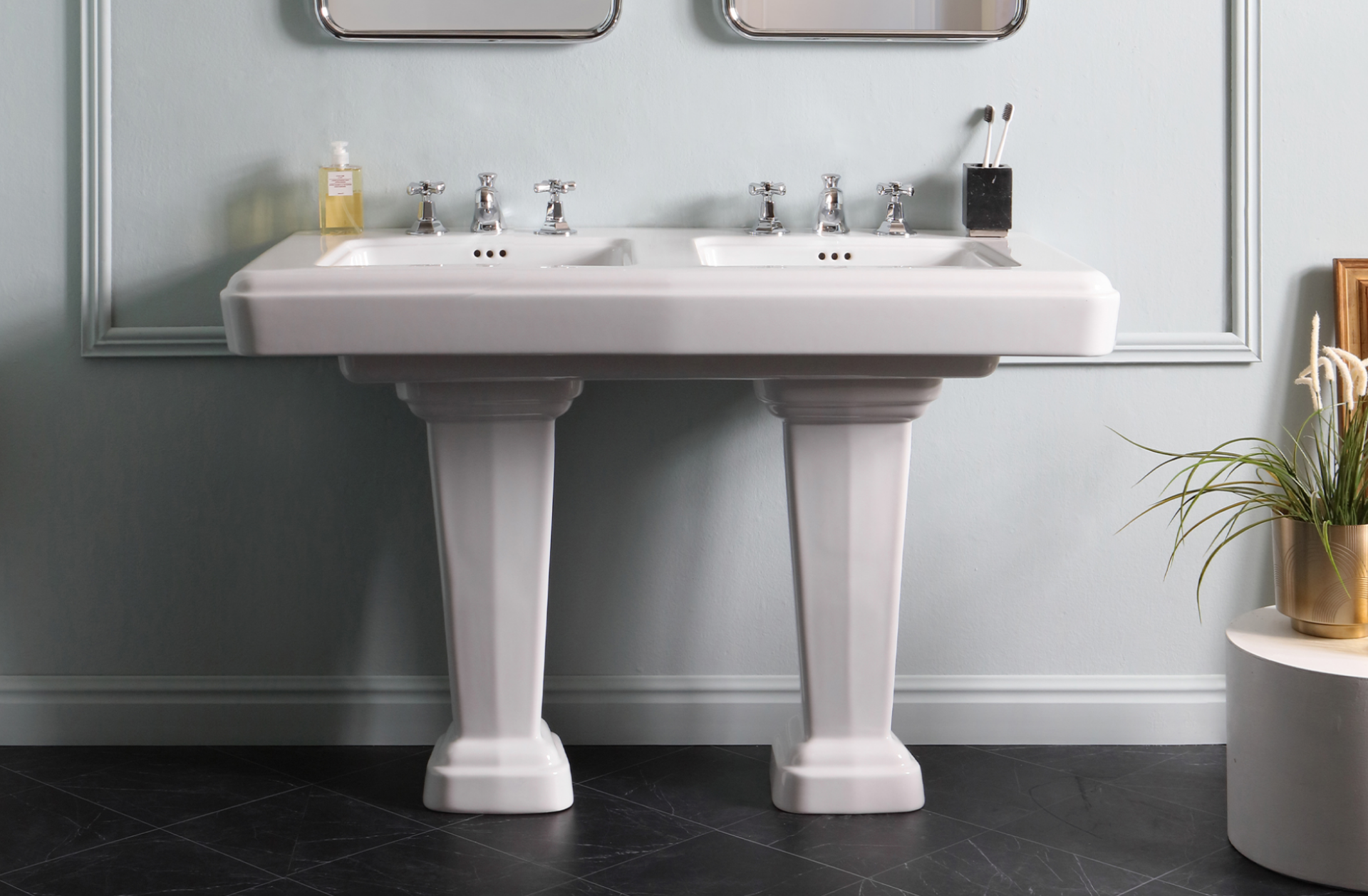 ambientación baño con lavabo extragrande doble peana So Fifties 