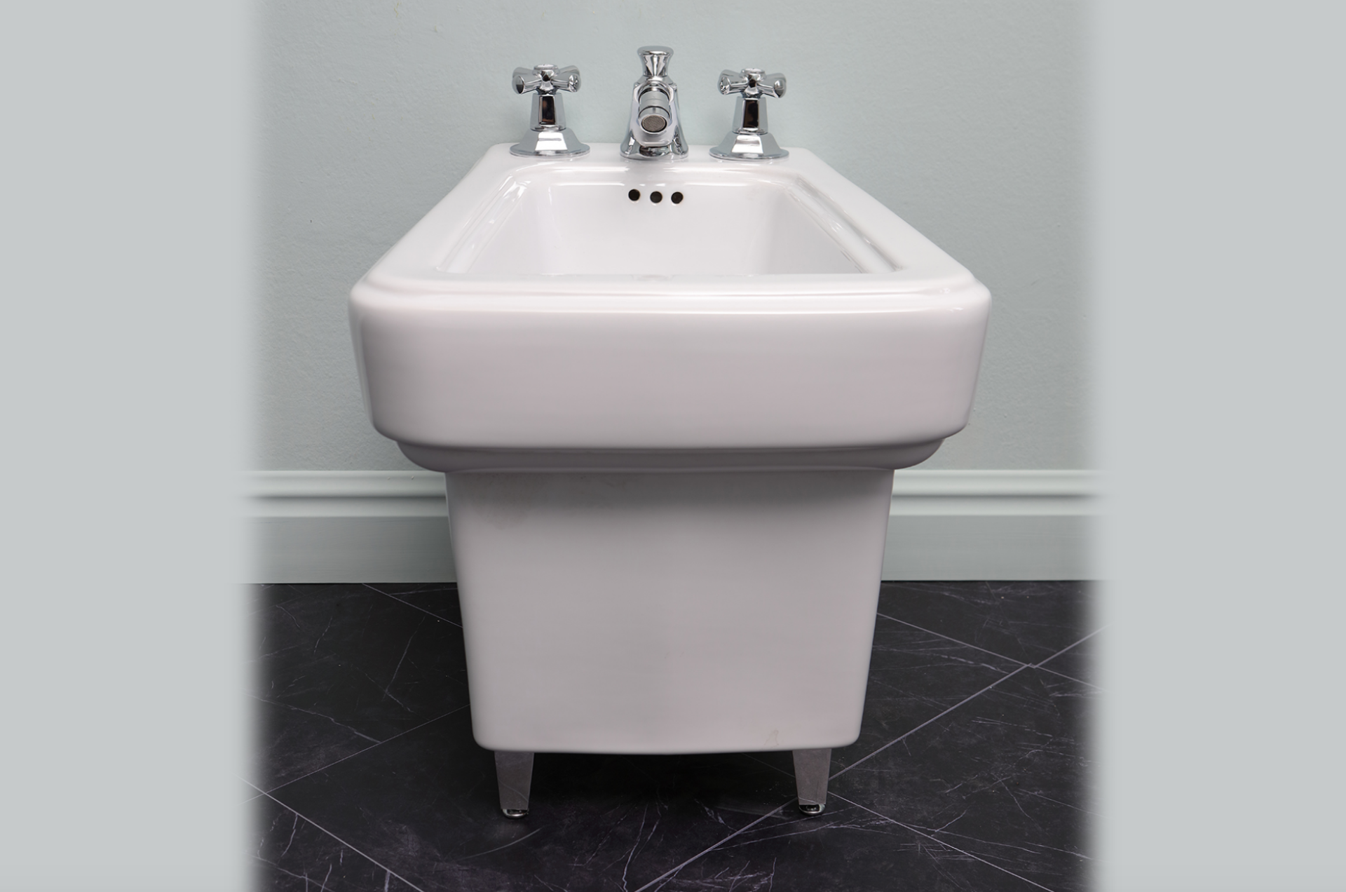 vista frontal bidet suspendido So Fifties con patas cromo