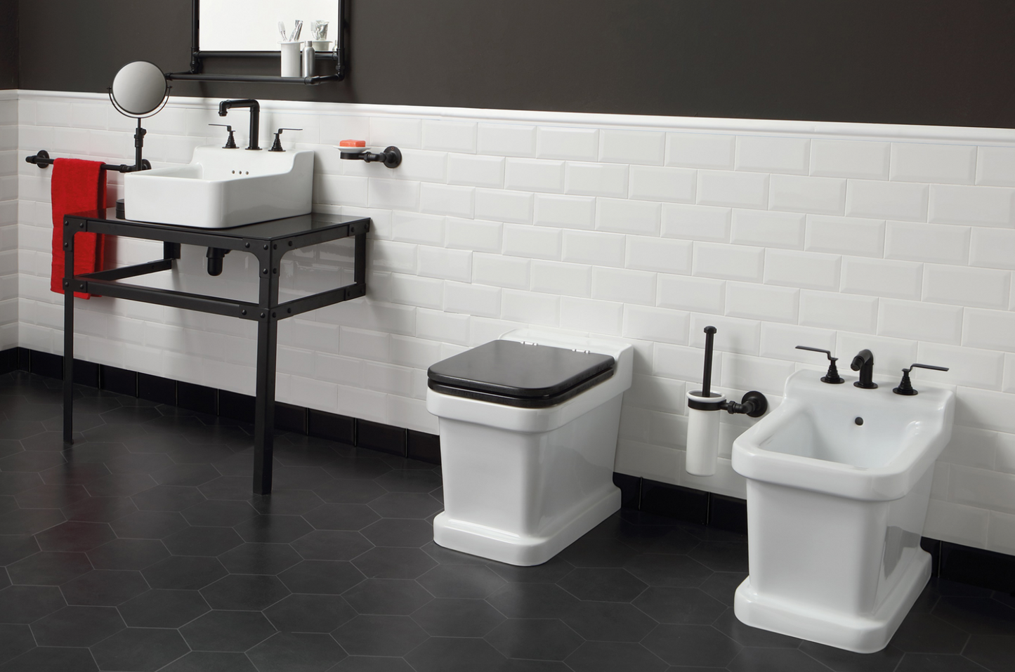 ambientación baño con bidet y wc a suelo Industrialis