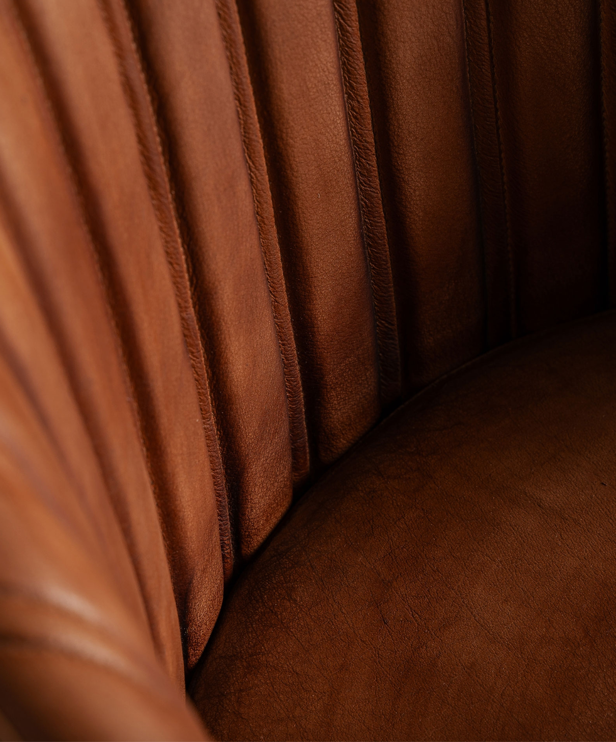 detalle asiento cuero silla Luard