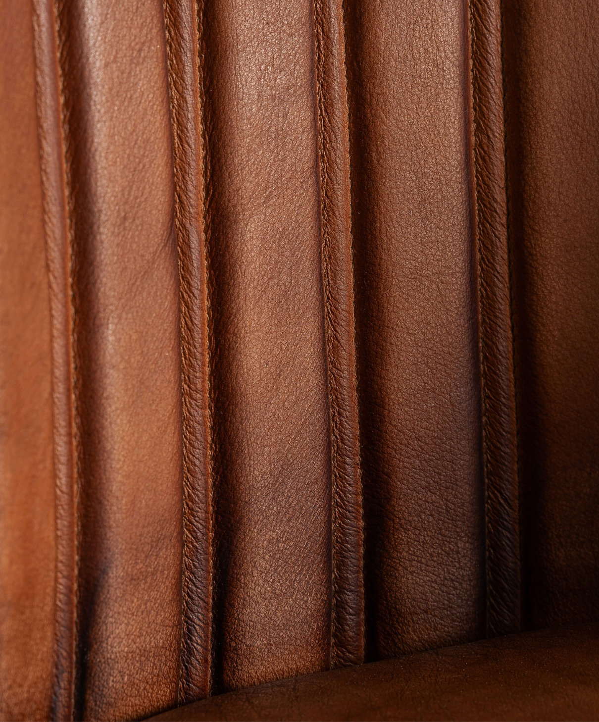 detalle asiento cuero silla Luard