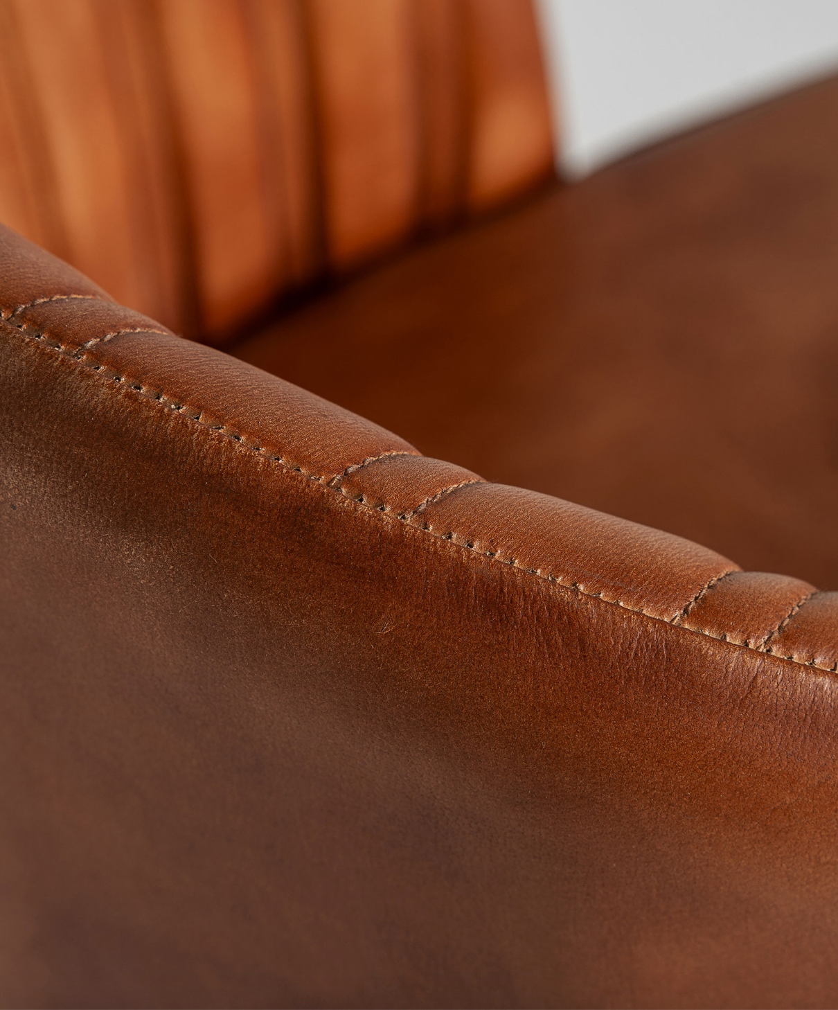detalle asiento cuero silla Luard
