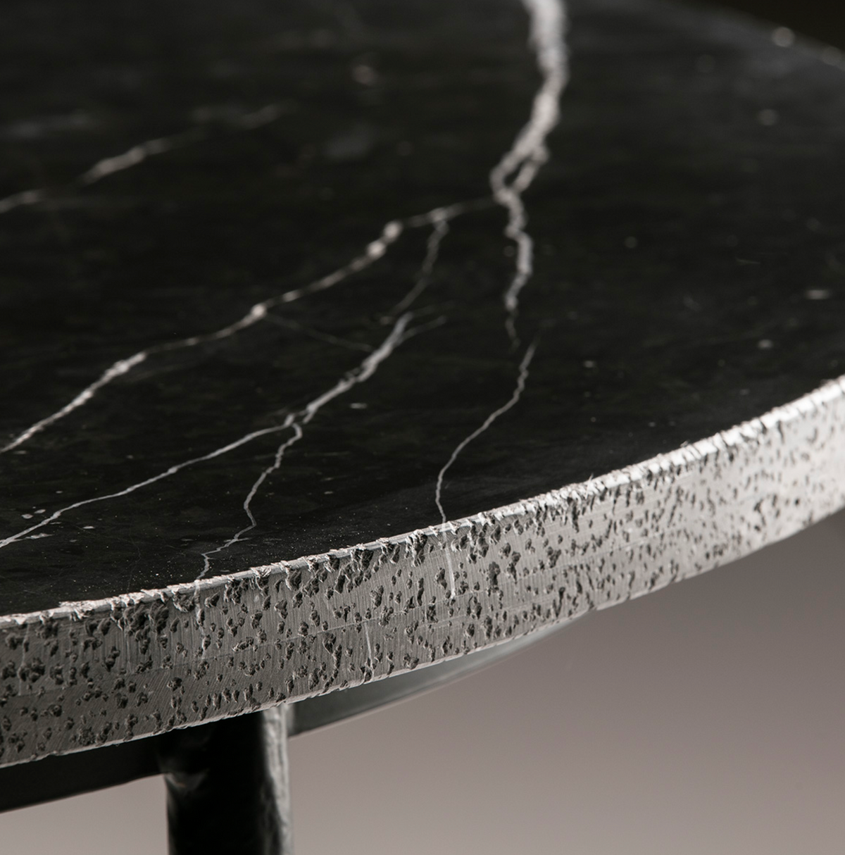 Mesa comedor mármol negro mate con sillas de ratán
