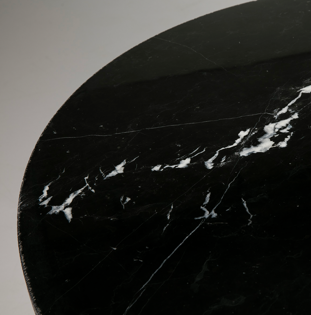 Detalle de la veta del mármol negro mate