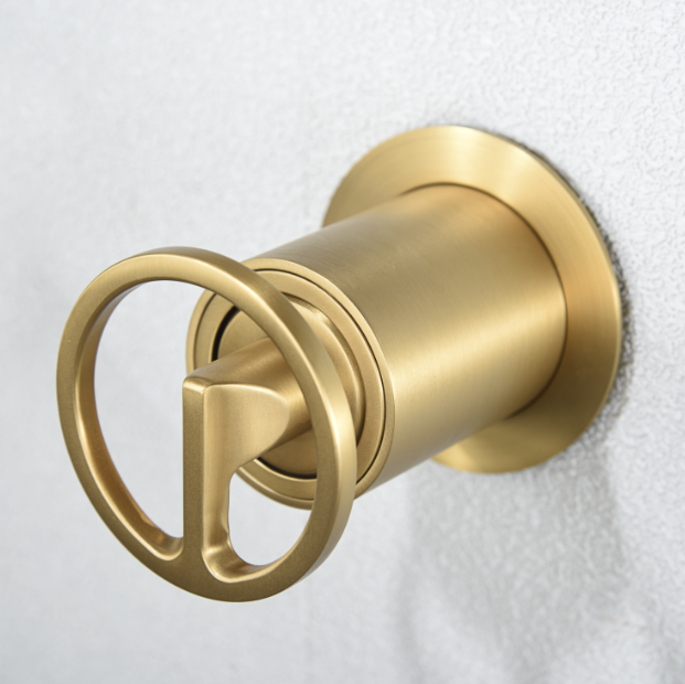 detalle 2 grifería lavabo empotrada Olimpo Oro Cepillado