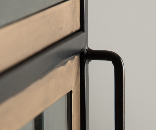 Vitrina de hierro Reken de Lastdeco de estilo Industrial negro oro envejecido detalle puerta tirador