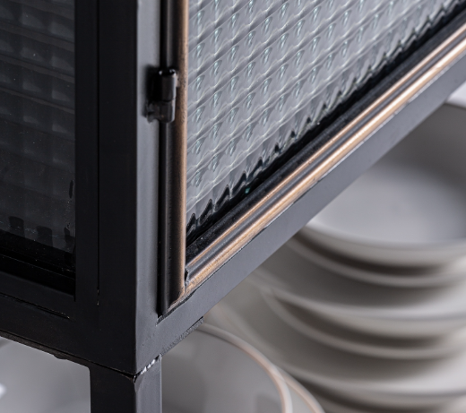 Vitrina de hierro oro negro Straw de Lastdeco estilo Industrial cristal carglass detalle esquina puerta