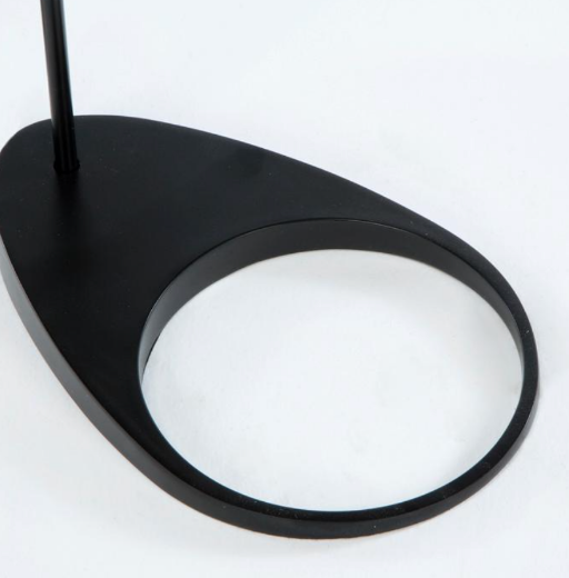 detalle base lámpara de pié metal negro vintage