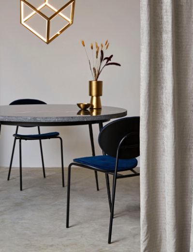 ambientación salón comedor con mesa comedor redonda mármol gris