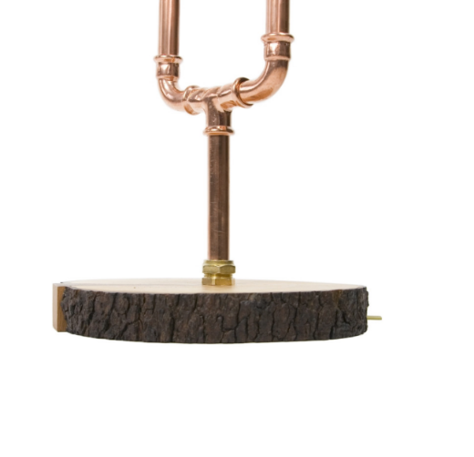detalle base madera lámpara de pié tubos de cobre de Gie EL