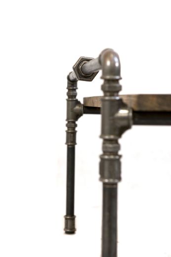 detalle mesa madera tubos de acero negro