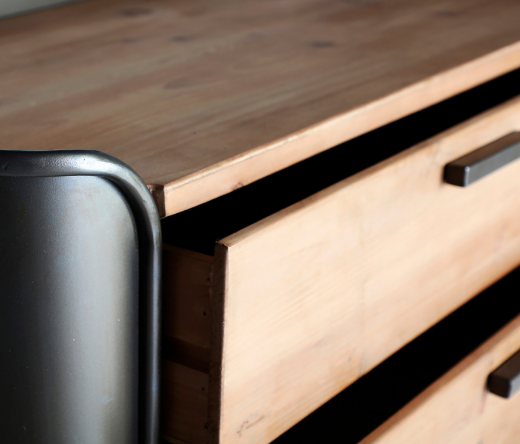 detalle cajones cómoda madera y hierro Briec estilo Industrial
