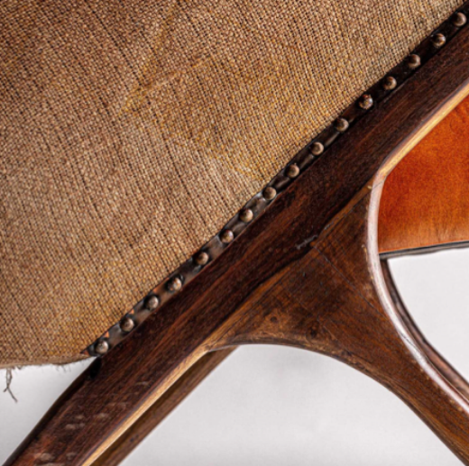 detalle patas madera sillón cuero Bismark