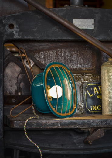 ambientación con lámpara sobremesa estilo Industrial en verde vintage